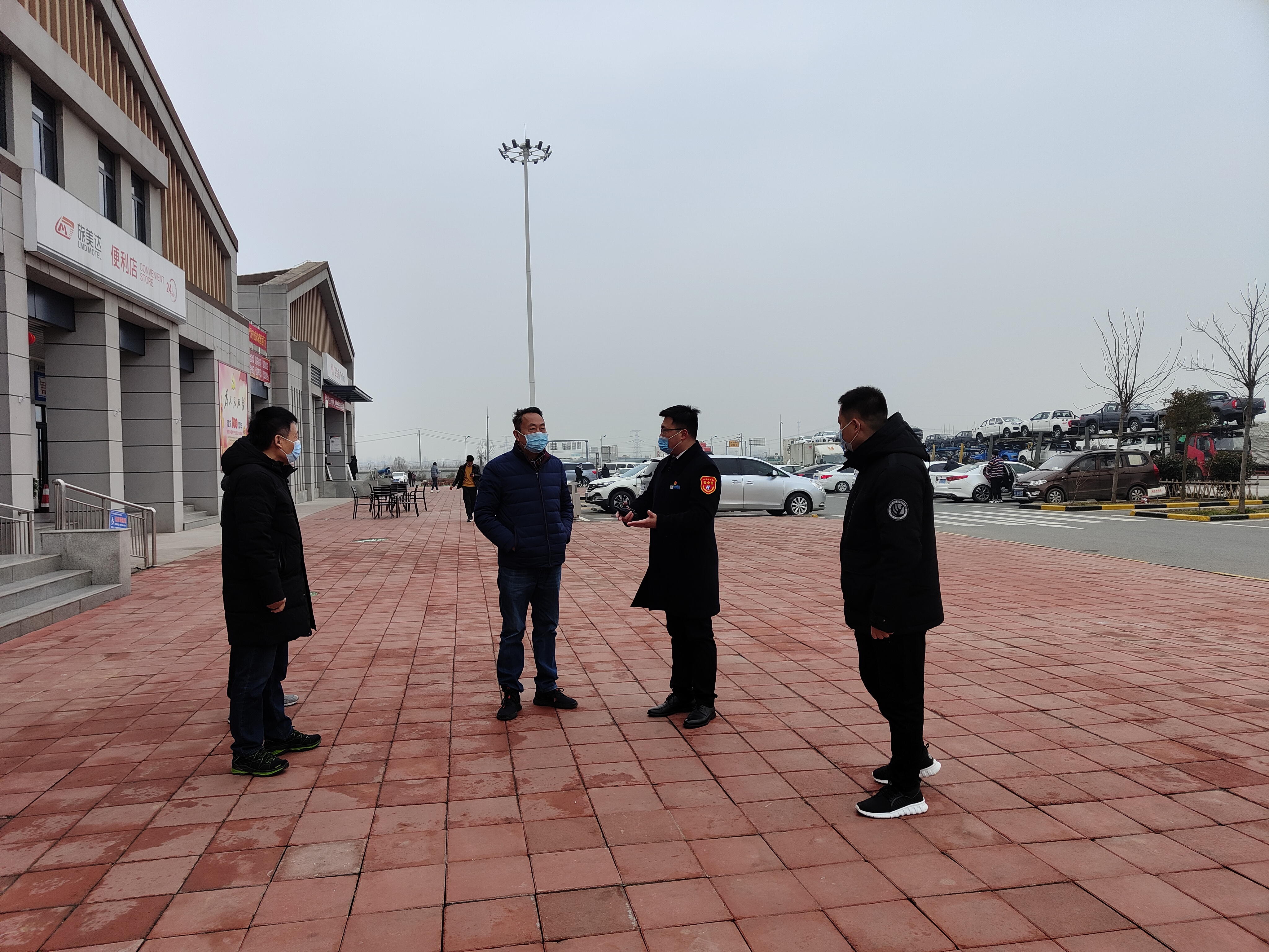 2月16日，河南交投服務(wù)區(qū)管理有限公司紀(jì)委書(shū)記王宜偉到上蔡服務(wù)區(qū)檢查工作 （翟家梓 攝.jpg