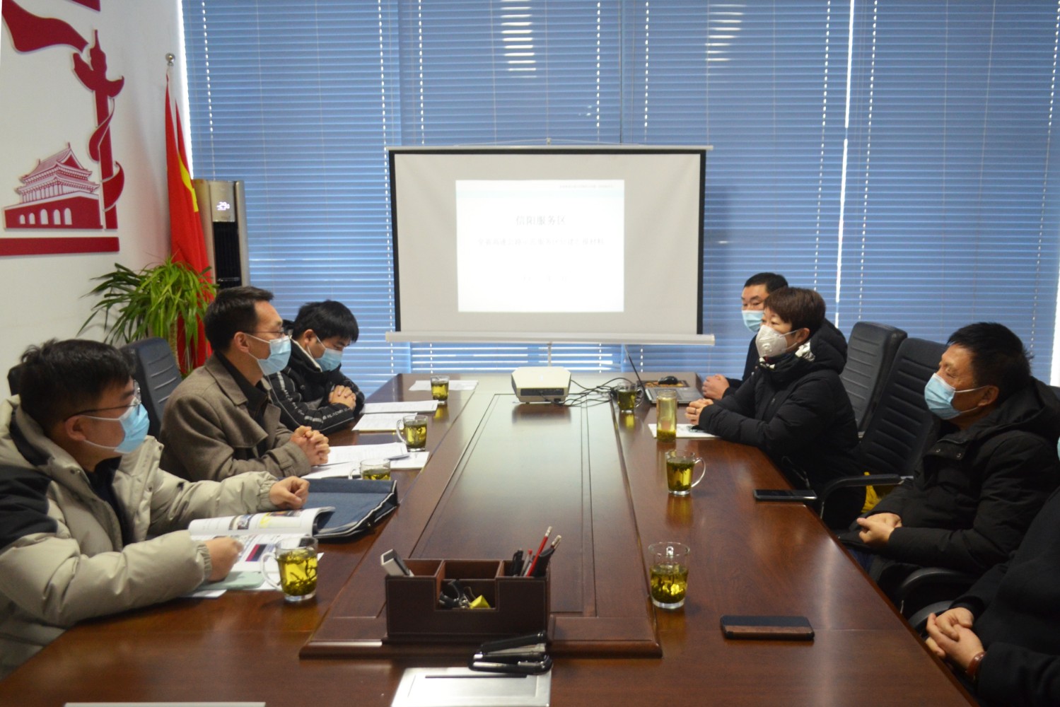 示范專(zhuān)家組到信陽(yáng)服務(wù)區(qū)省評(píng)檢查工.jpg 示范專(zhuān)家組到信陽(yáng)服務(wù)區(qū)省評(píng)檢查工.jpg